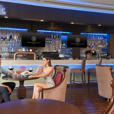 The Berkeley Hotel Pratunam Бангкок Екстер'єр фото Oak Bar