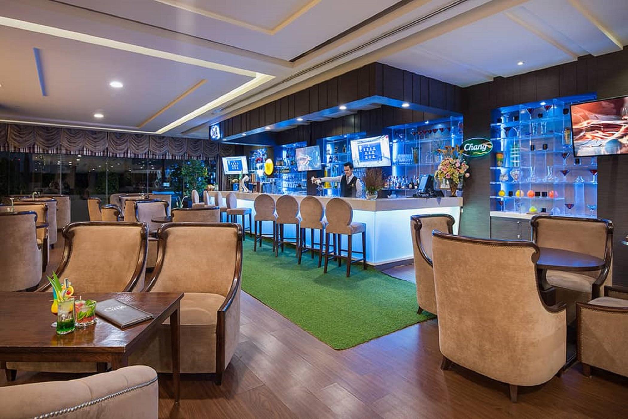 The Berkeley Hotel Pratunam Бангкок Екстер'єр фото The bar at the hotel