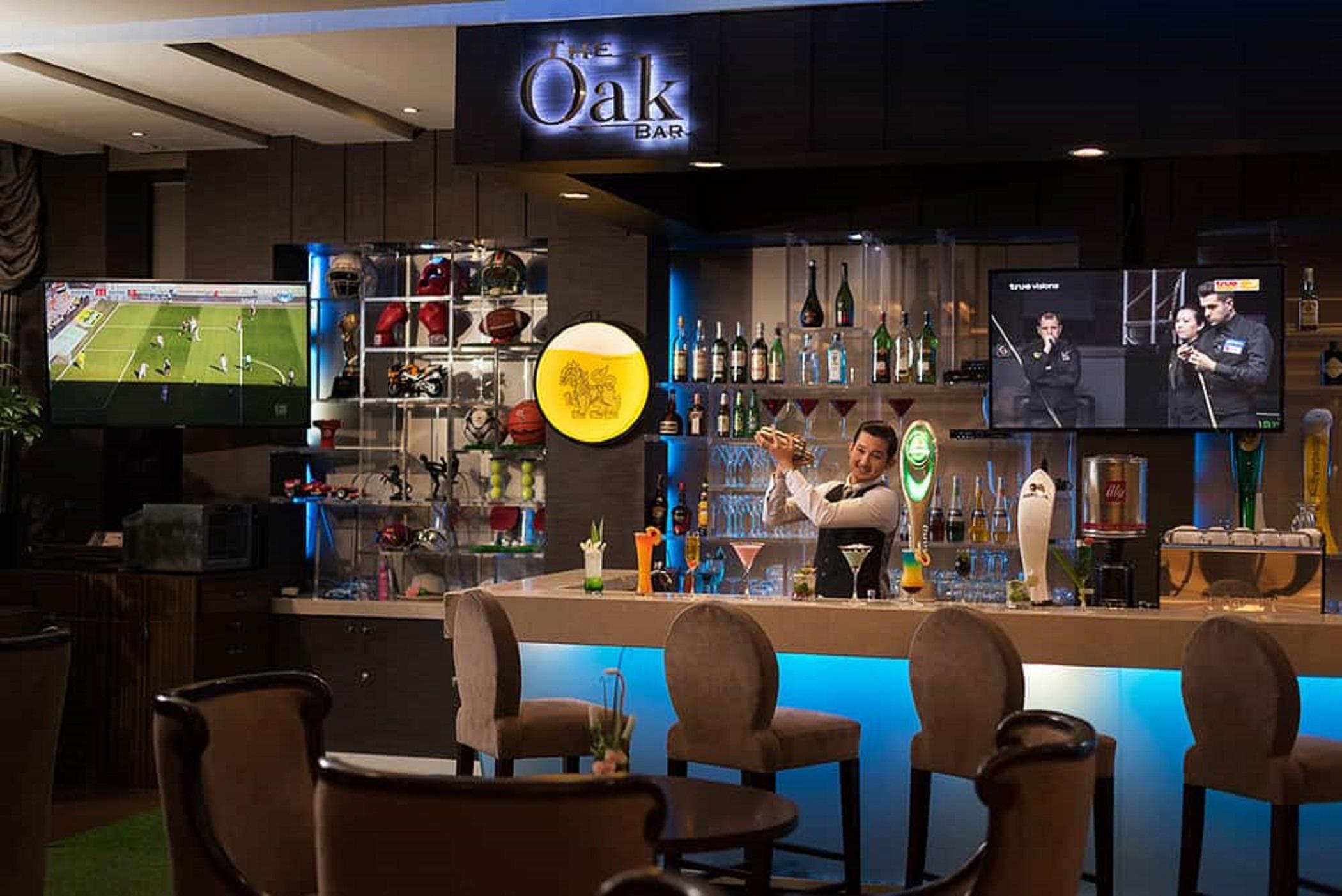 The Berkeley Hotel Pratunam Бангкок Екстер'єр фото Oak Bar
