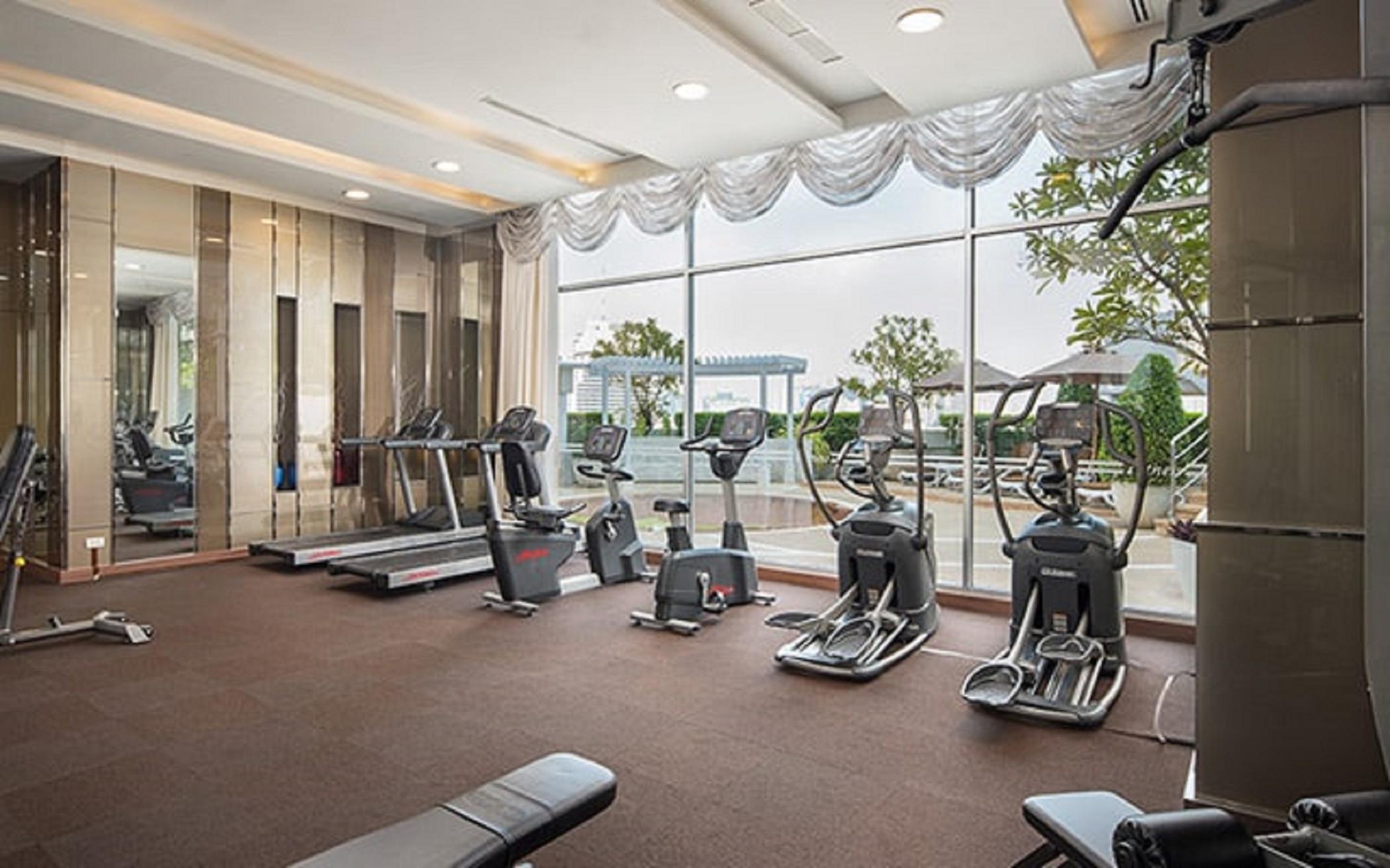 The Berkeley Hotel Pratunam Бангкок Екстер'єр фото The gym at the hotel