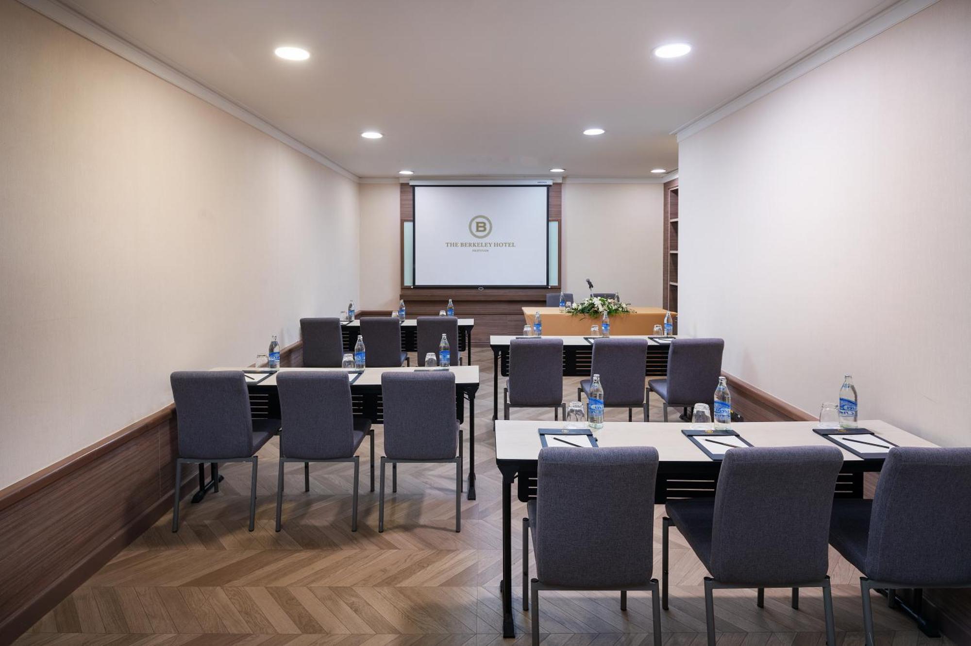 The Berkeley Hotel Pratunam Бангкок Екстер'єр фото Meeting room at The Westin Palace, Madrid