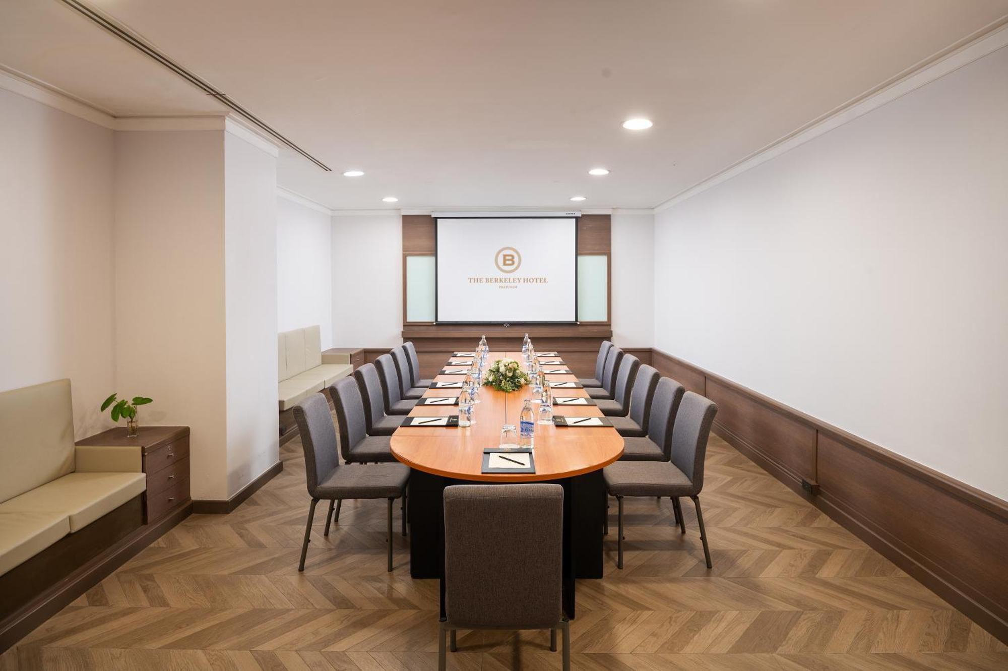 The Berkeley Hotel Pratunam Бангкок Екстер'єр фото Meeting room at The Westin