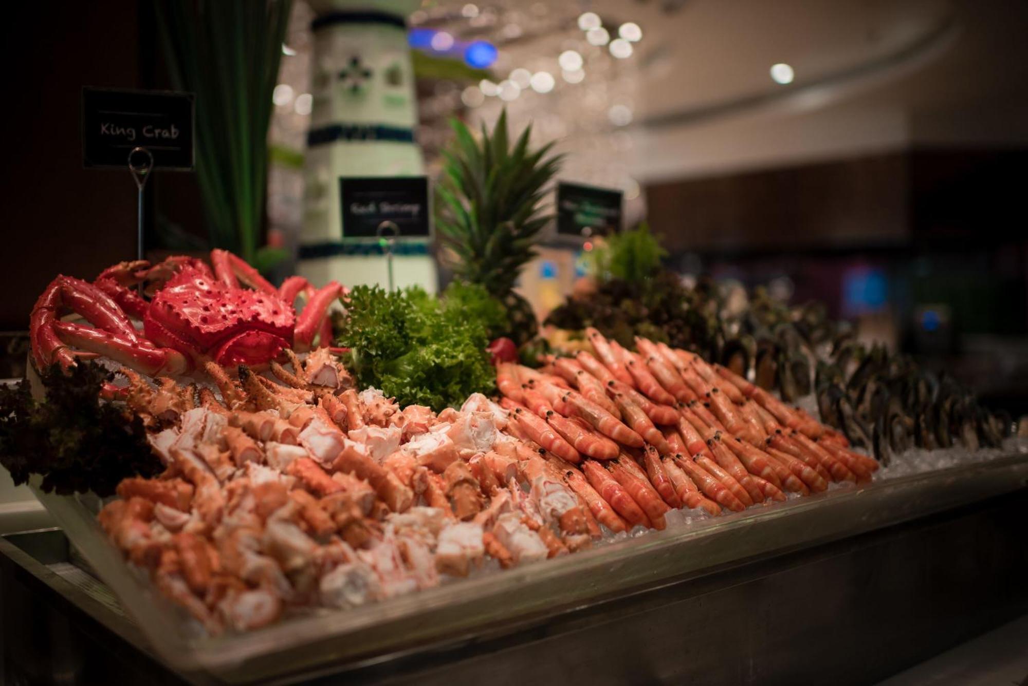 The Berkeley Hotel Pratunam Бангкок Екстер'єр фото Seafood on display at a buffet