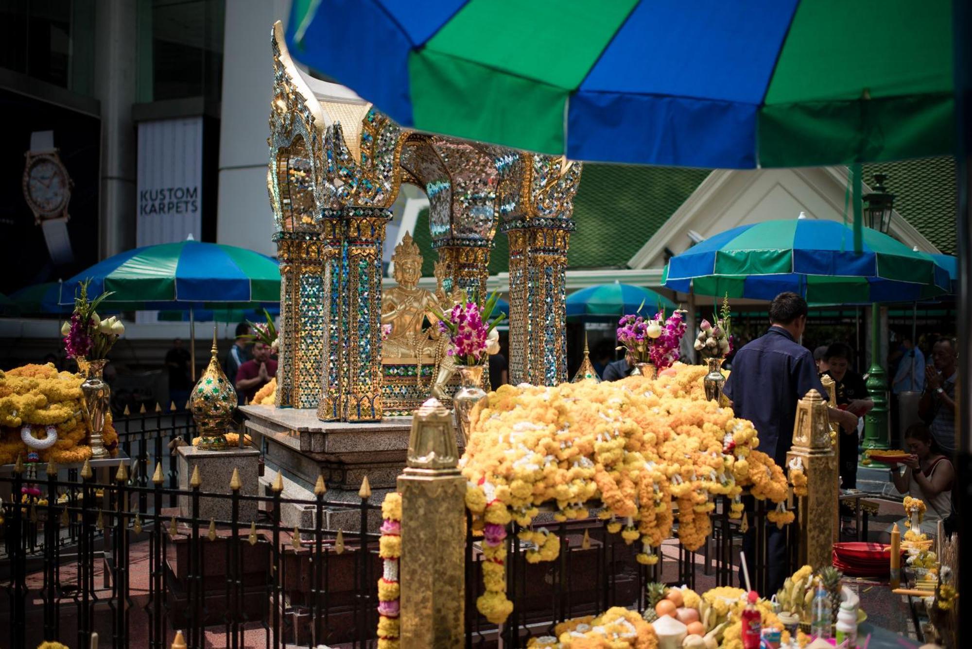 The Berkeley Hotel Pratunam Бангкок Екстер'єр фото The golden reclining Buddha at the Erawan shrine