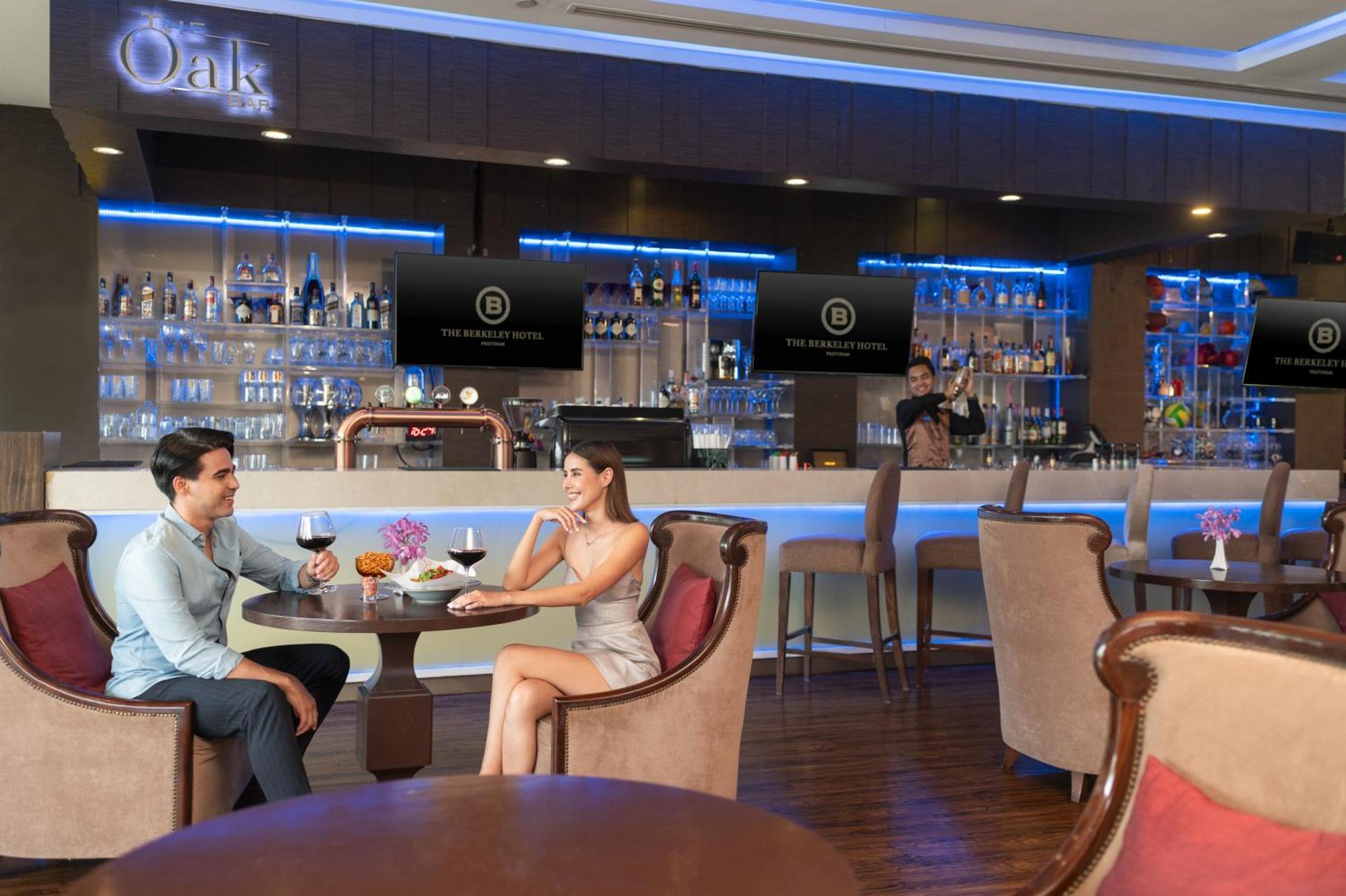 The Berkeley Hotel Pratunam Бангкок Екстер'єр фото Oak Bar