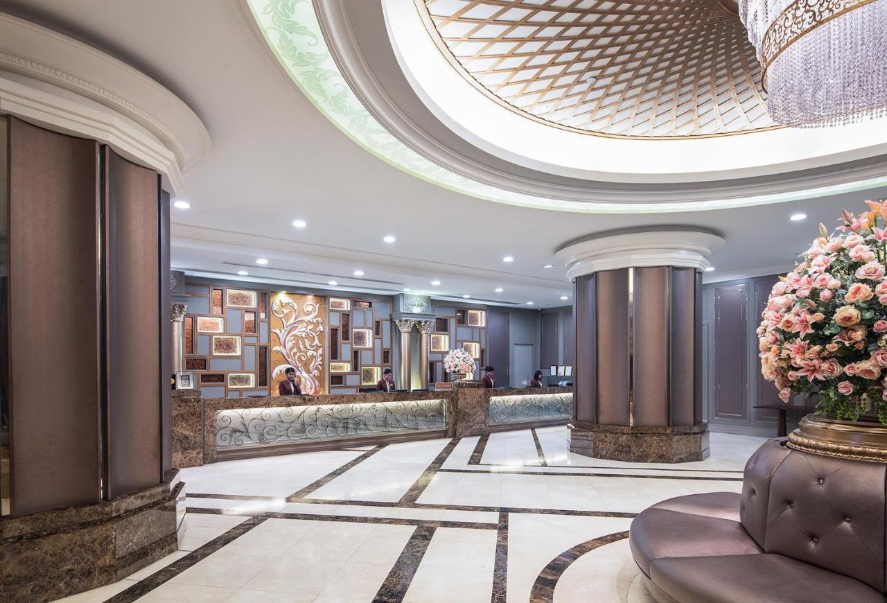 The Berkeley Hotel Pratunam Бангкок Екстер'єр фото The lobby of the hotel
