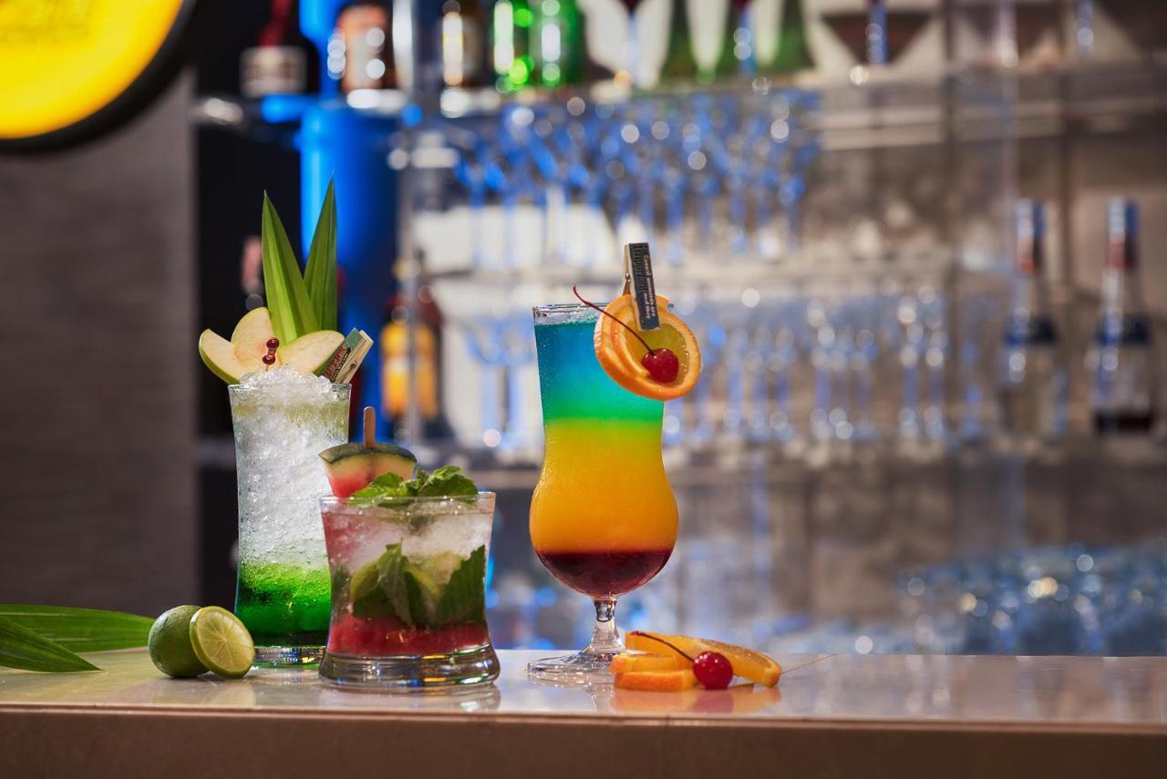 The Berkeley Hotel Pratunam Бангкок Екстер'єр фото Cocktails